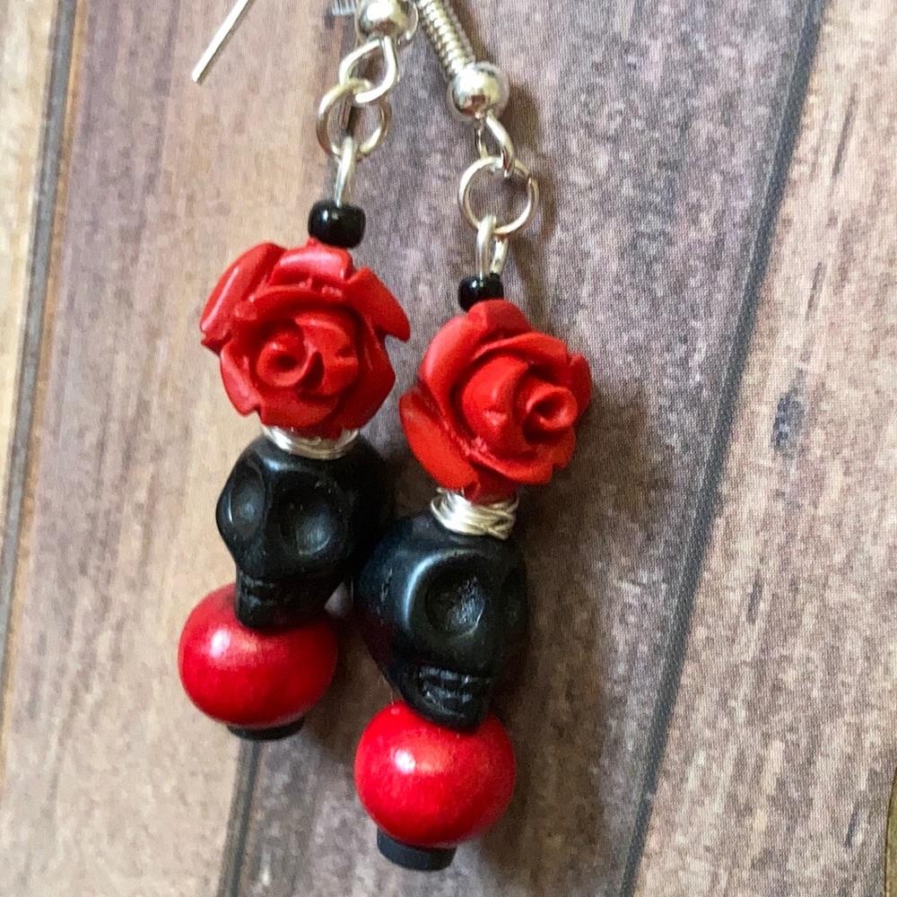 Red Rose 🌹 skull Howlite delicate earrings